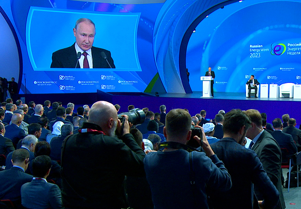 Владимир Путин на форуме "Российская энергетическая неделя"