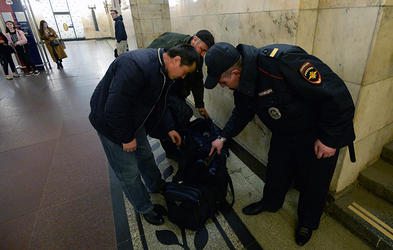 Понятые москва. Личный досмотр. Досмотр полицией. Полицейский досмотр. Личный досмотр полиция.