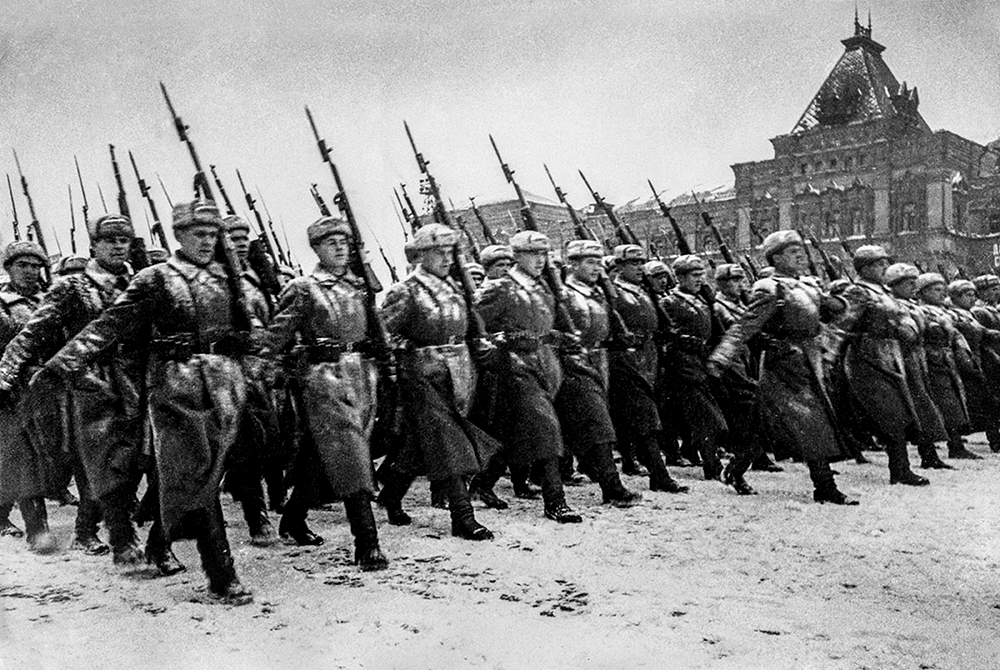 Где проходил парад в 1941 году. Парад 1941 года на красной площади. Сталин на параде 1941. Фото исторических парадов. Сталин на параде 7 ноября.