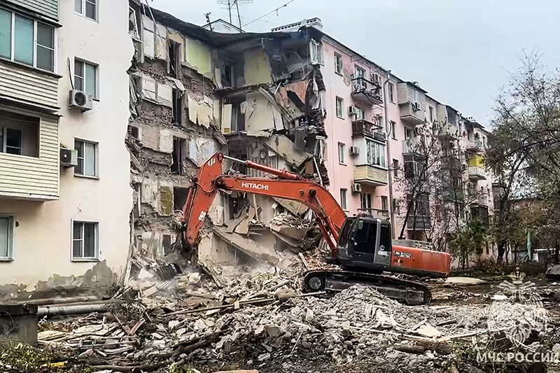 В Астрахани обрушились два подъезда жилой пятиэтажки
