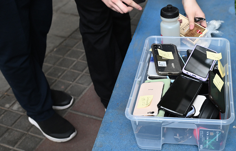 Госдума запретила школьникам использовать смартфоны на уроках: последствия и перспективы