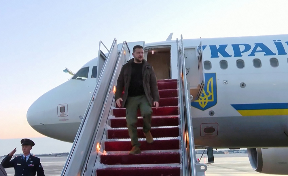 Владимир Зеленский спускается по трапу самолета