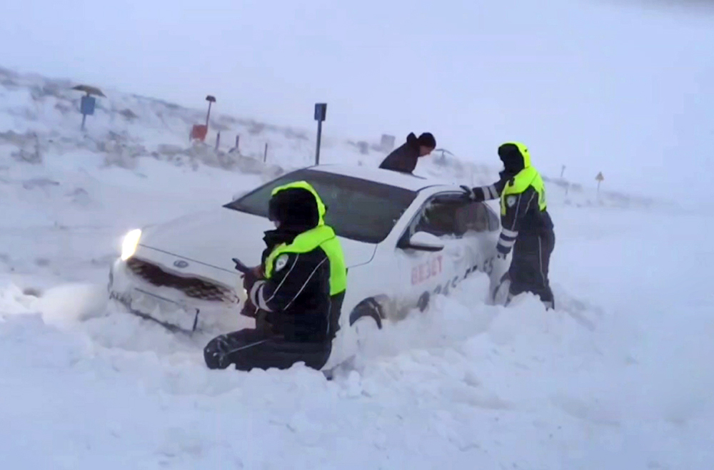 Сотрудники ДПС работают в условиях снегопада