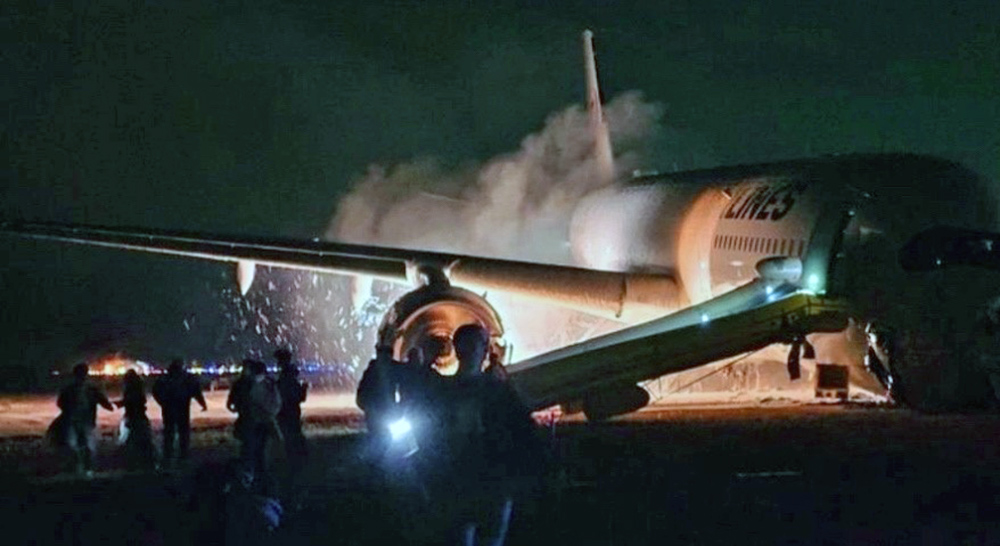 Возгорание пассажирского самолета в аэропорту Токио  
