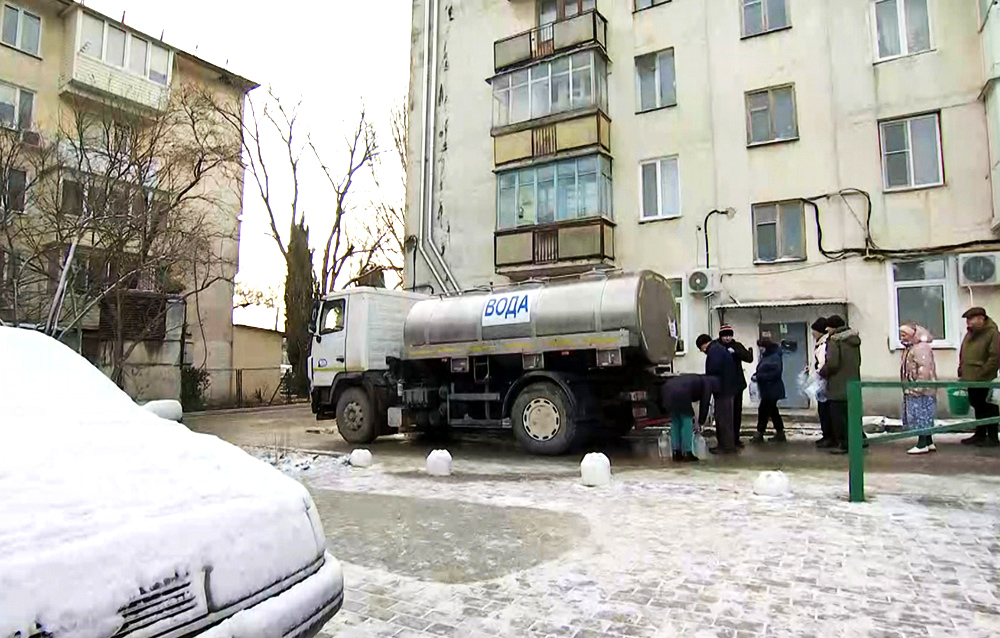 Раздача питьевой воды жителям