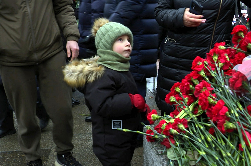 Возложение цветов к монументу "Мать-Родина" на Пискаревском кладбище 