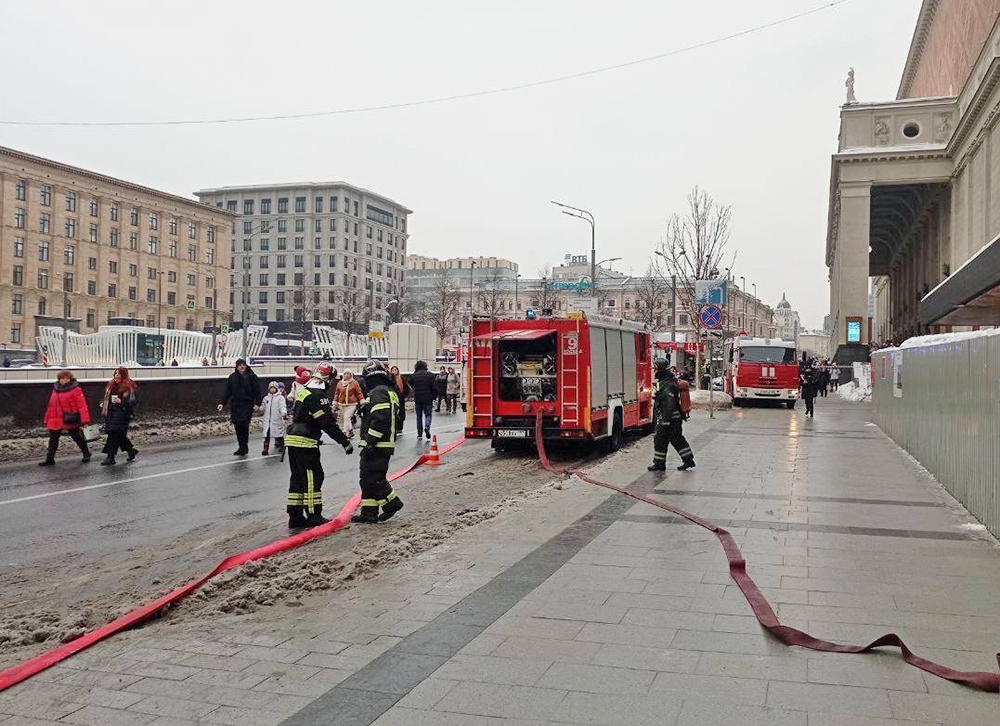 Пожарные на месте возгорания в Театре сатиры 