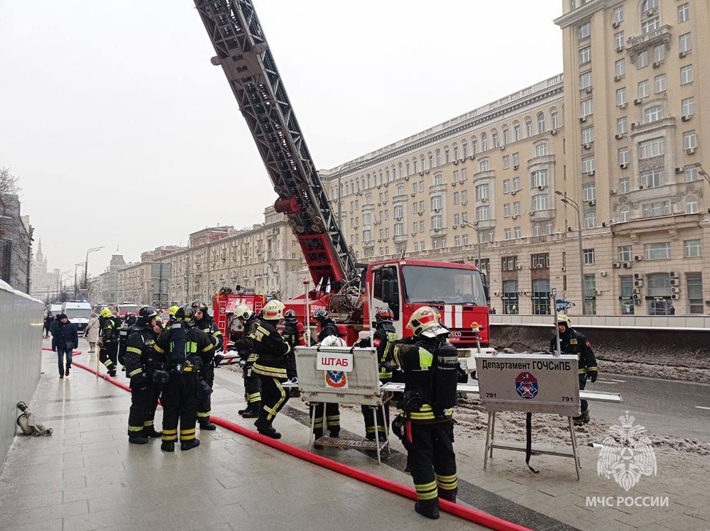 Пожарные на месте возгорания в Театре сатиры 