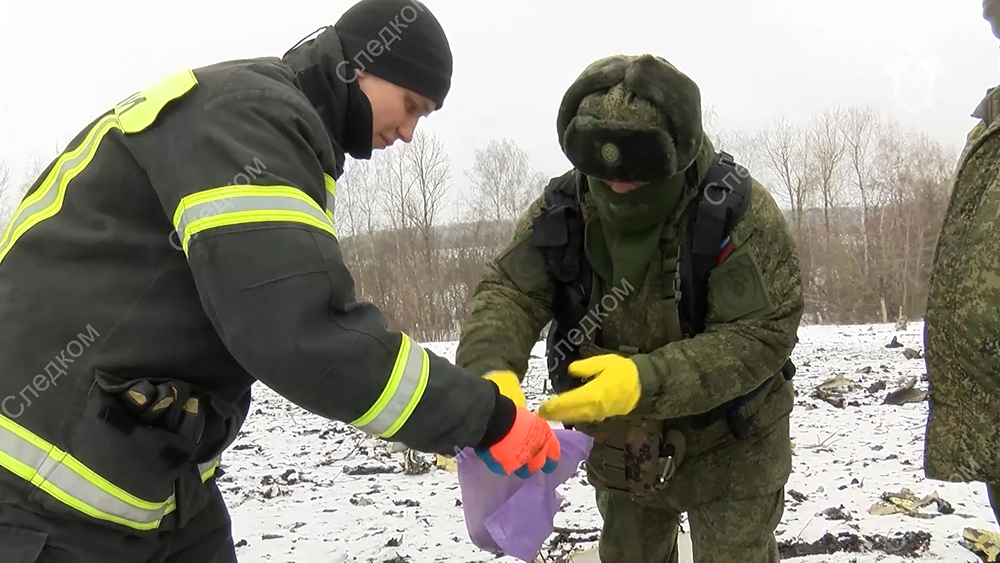 Эксперты на месте крушения Ил-76 под Белгородом 