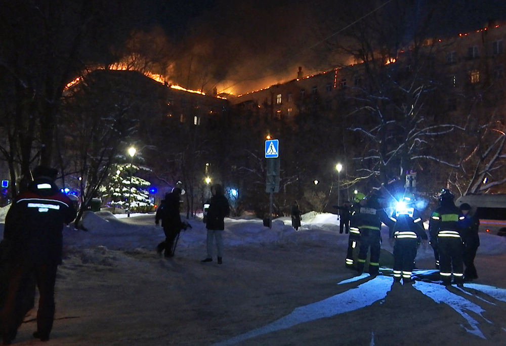 Пожар в жилом доме на севере Москвы