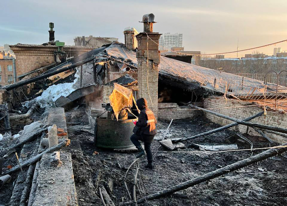 Последствия пожара в жилом доме на севере Москвы