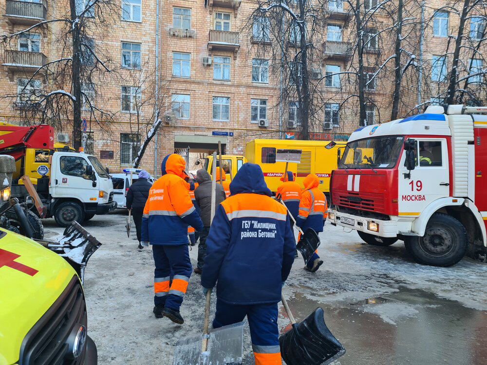 Обстановка возле дома на улице Черняховского после ликвидации пожара