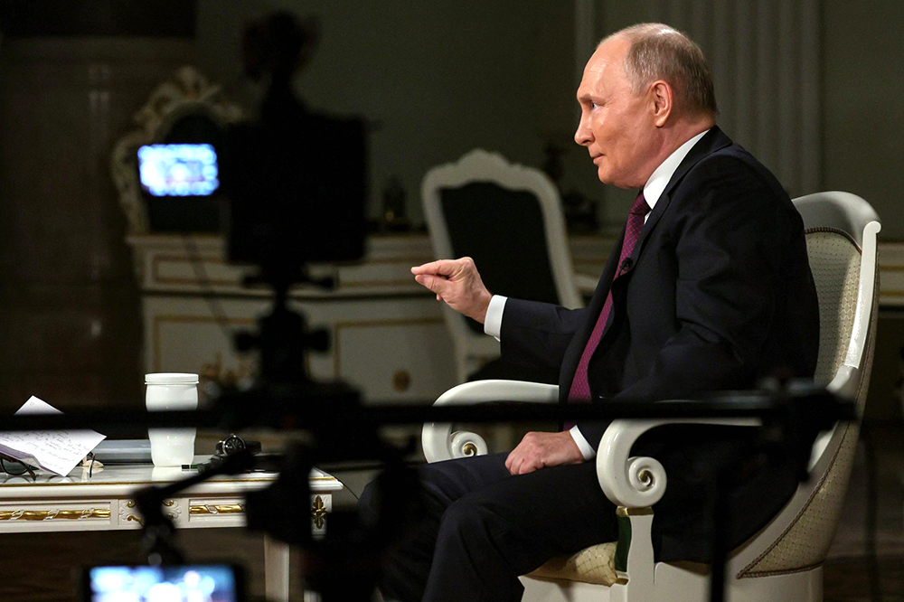 Владимир Путин дает интервью Такеру Карлсону