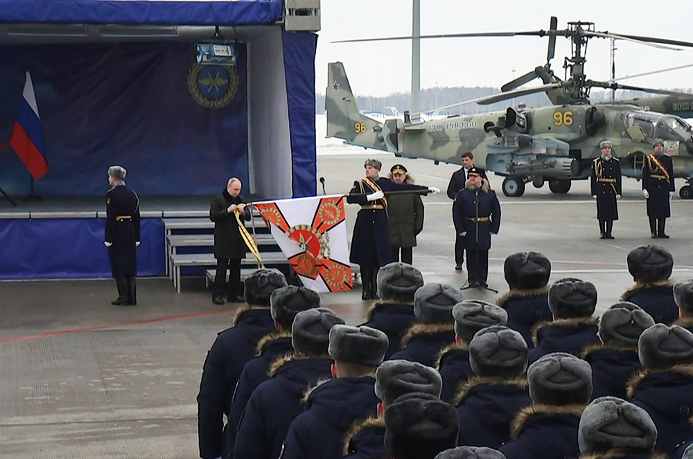 Владимир Путин на церемонии вручения госнаград военным частям ВКС 