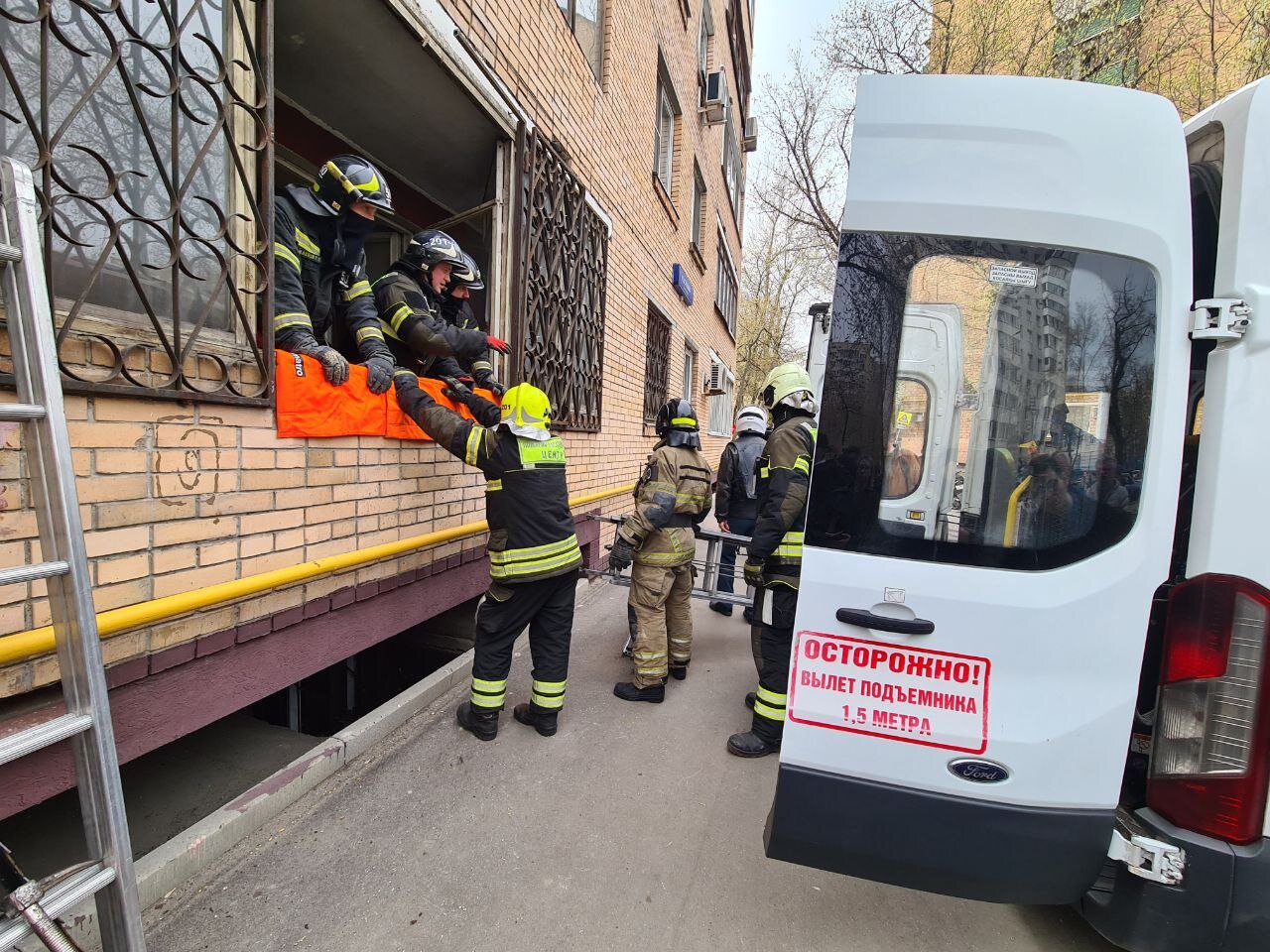 Госпитализация 300-килограммового москвича попала на видео :: Новости :: ТВ  Центр