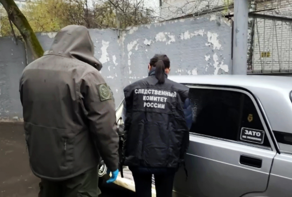 Сотрудники СКА проводят обыск по делу об убийстве на парковке в Москве