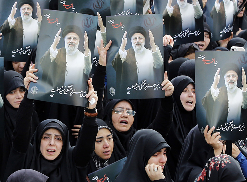 Массовое шествие в Тегеране в память о погибшем президенте Эбрахиме Раиси