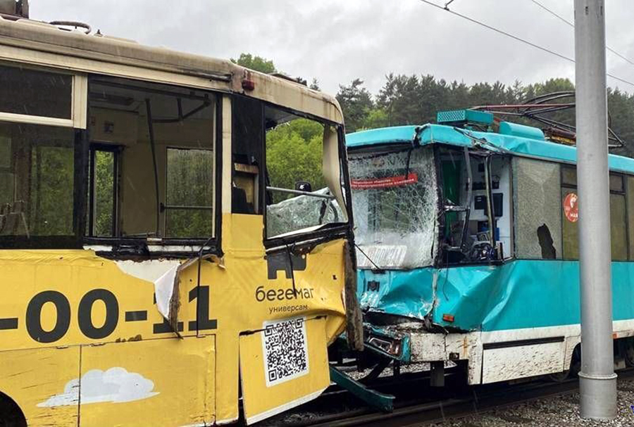 Последствия столкновения двух трамваев в Кемерове