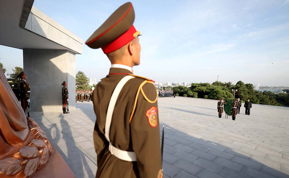 Владимир Путин и Ким Чен Ын на церемонии возложения венка к монументу "Освобождение