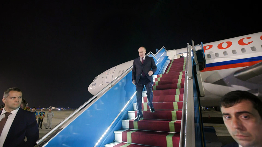 Владимир Путин спускается по трапу самолета