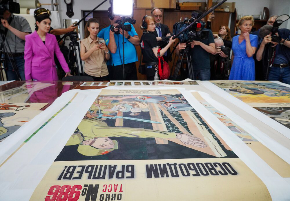 Реставрация плакатов "Окна ТАСС" в Центре имени Грабаря