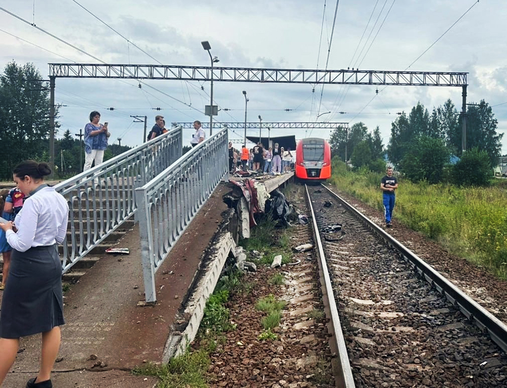 Последствия столкновения поезда "Ласточка" и автомобиля