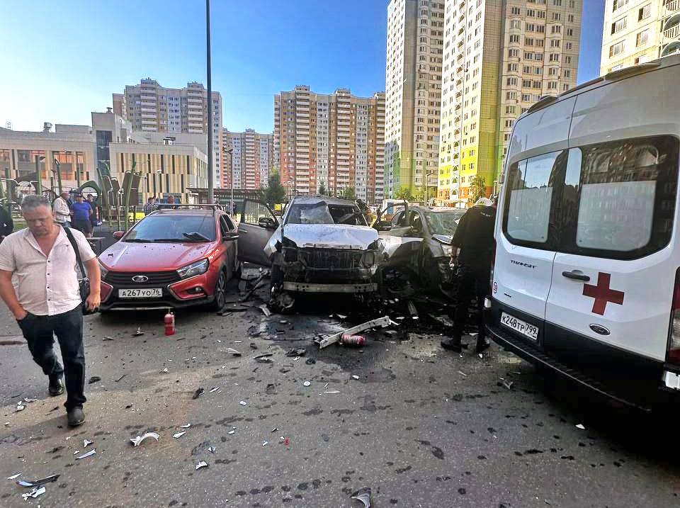 Последствия взрыва автомобиля на севере Москвы