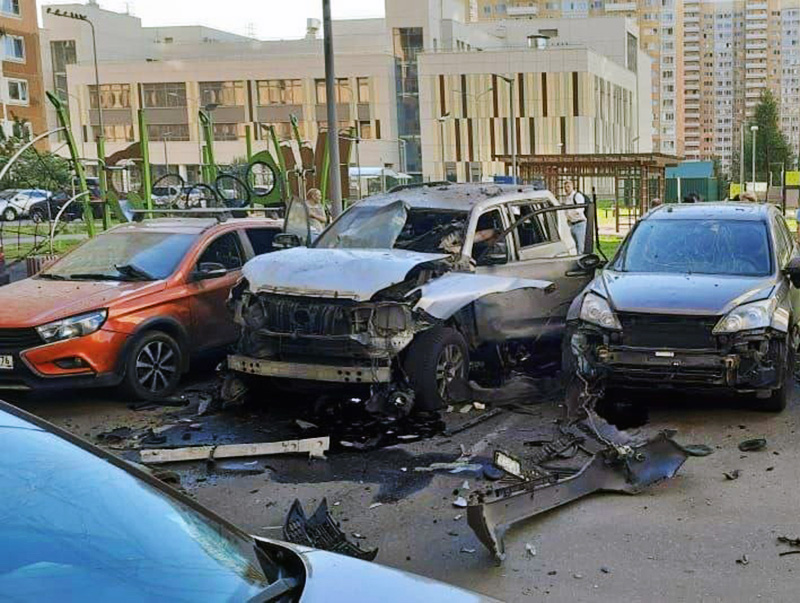 Последствия взрыва автомобиля на севере Москвы