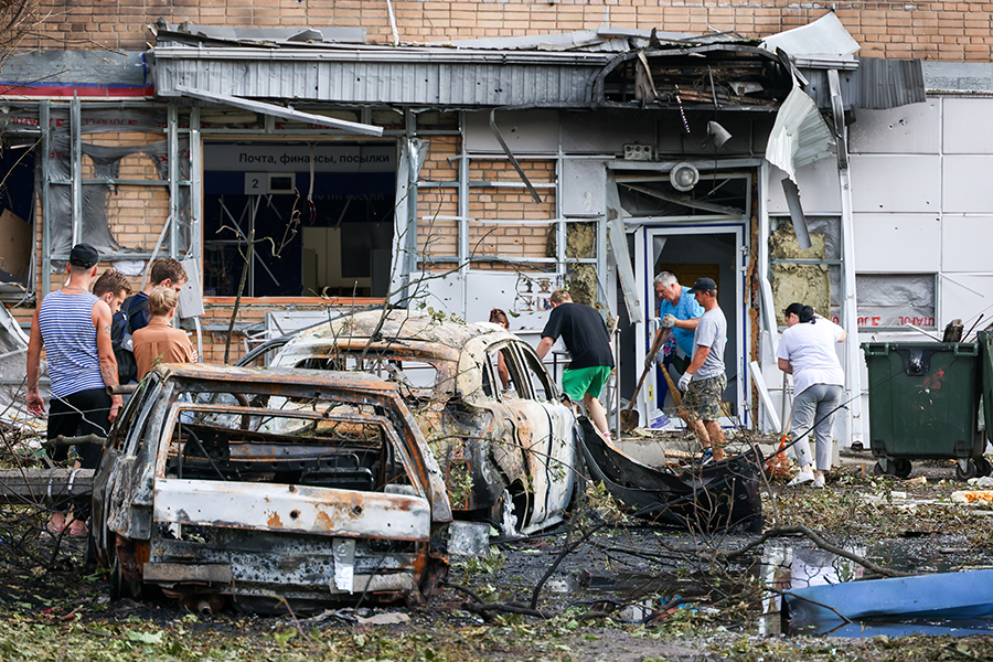 Поврежденный жилой дом и автомобили, сгоревшие в результате обстрела со стороны ВСУ