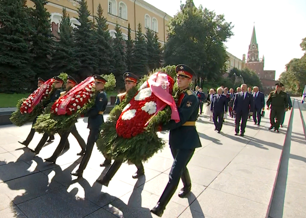 Возложение цветов к Могиле Неизвестного Солдата