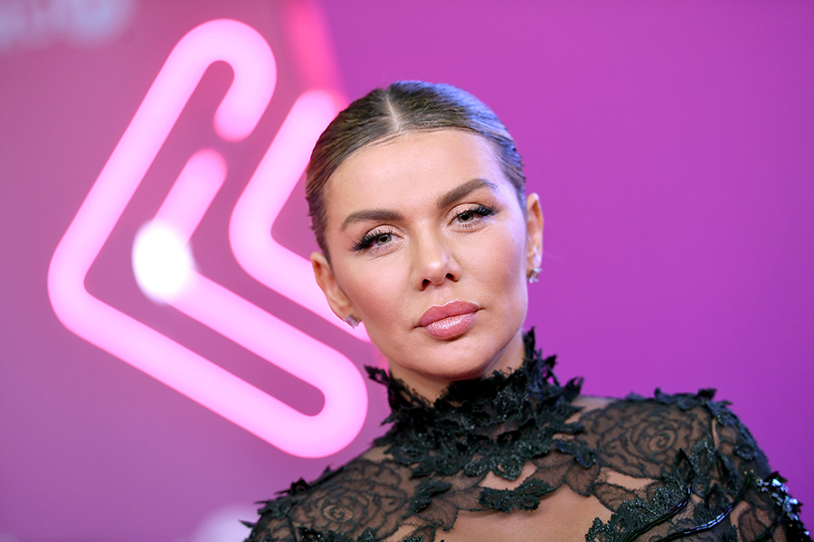 Анна Седокова не может выйти из дома