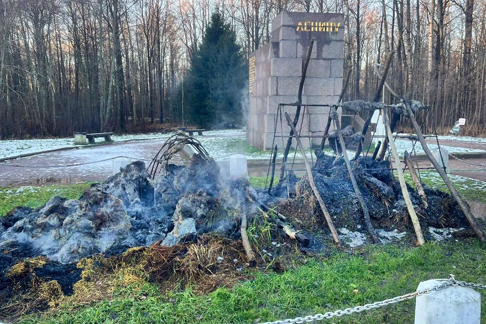 Вандалы сожгли шалаш Ленина под Санкт-Петербургом