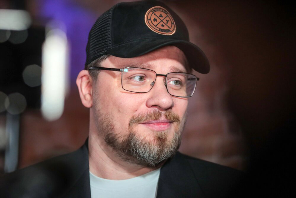 Гарик Харламов на съемочной площадке улыбается