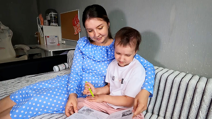 Кішкене жалаңаш Үлкен кеуделі томпақ қыздар спермы