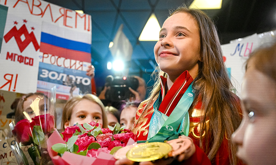 Российская сборная по художественной гимнастике с триумфом вернулась домой