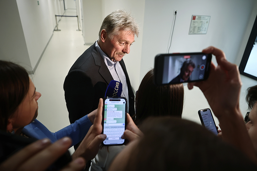 Песков объяснил, почему в отпуске может не отвечать на звонки президента