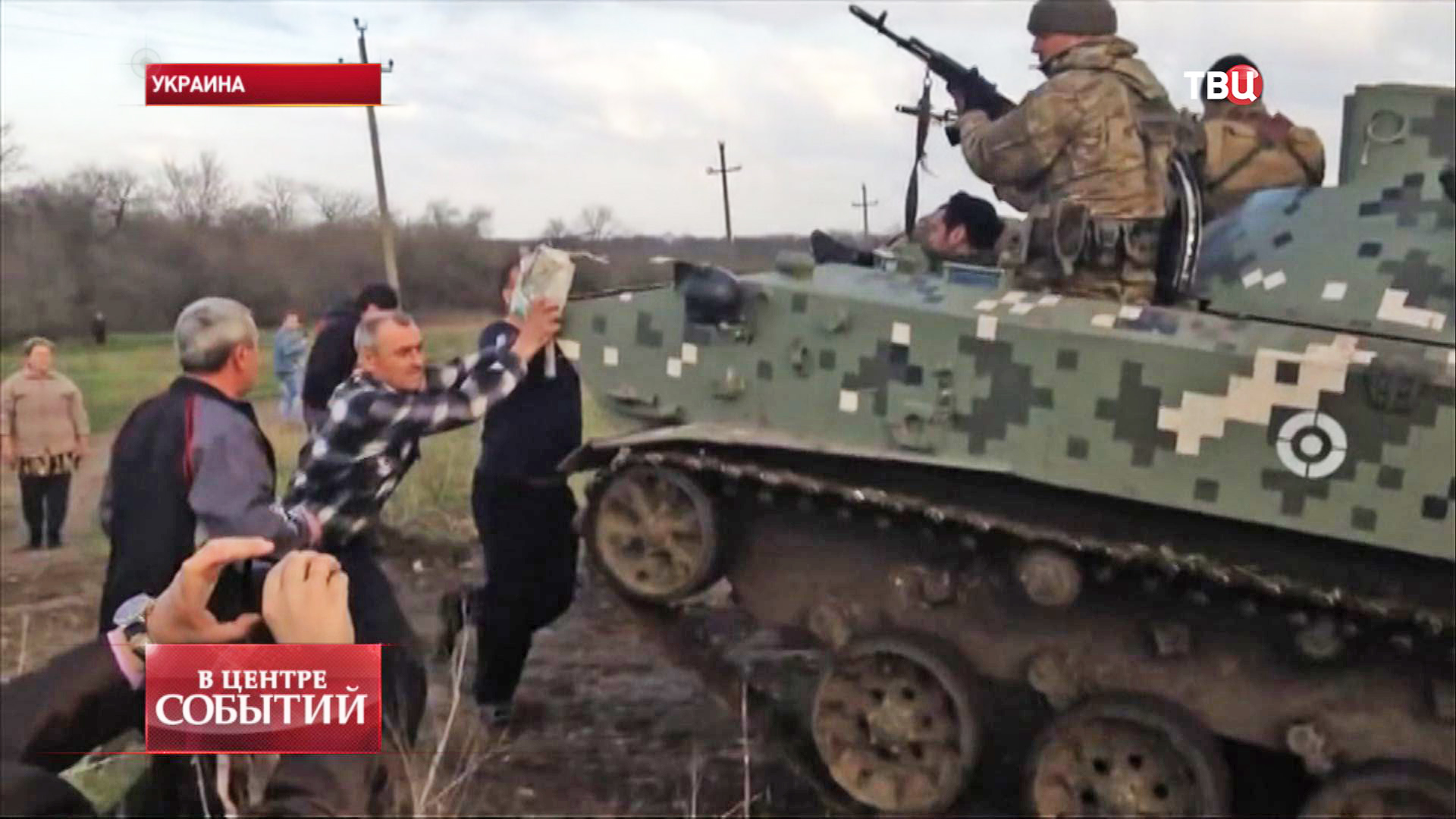 Украинцы воюют против украинцев. Танки ВСУ на Донбассе 2014. Люди останавливают украинские танки руками. Руками против танков на Донбассе.