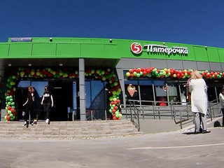 Внутрь магазина пятерочка. Приложение пятерочка. Обновленная пятерочка. Приложение пятёрочка логотип. Не обновляется пятерочка.