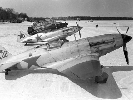 Истребители МиГ-3 на подмосковном аэродроме