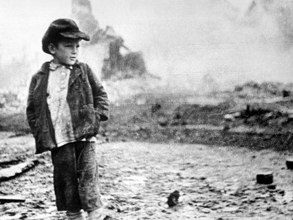 Ребёнок на руинах своего дома в Брянске