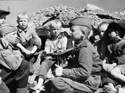 Сын полка встречается со своими сверстниками-детьми после освобождения города Кондопога